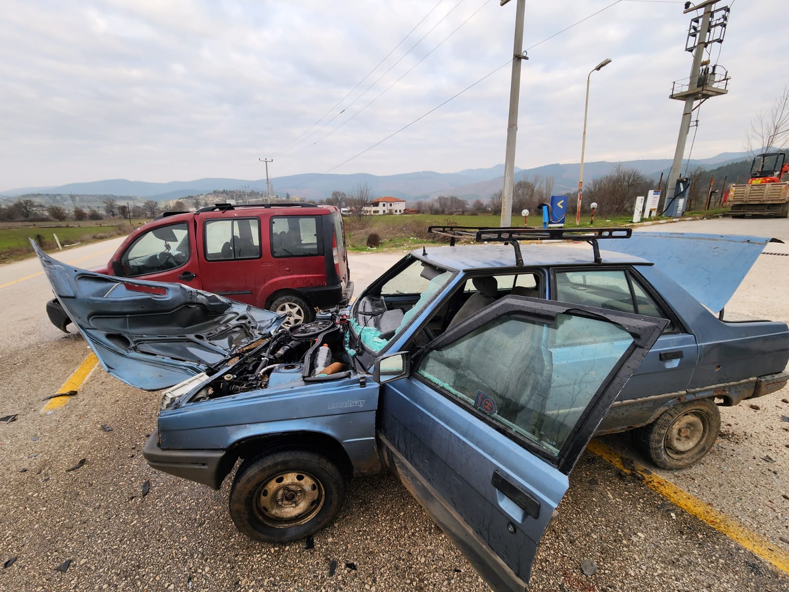 Çarpışan otomobil ile hafif ticari aracın sürücüleri yaralandı