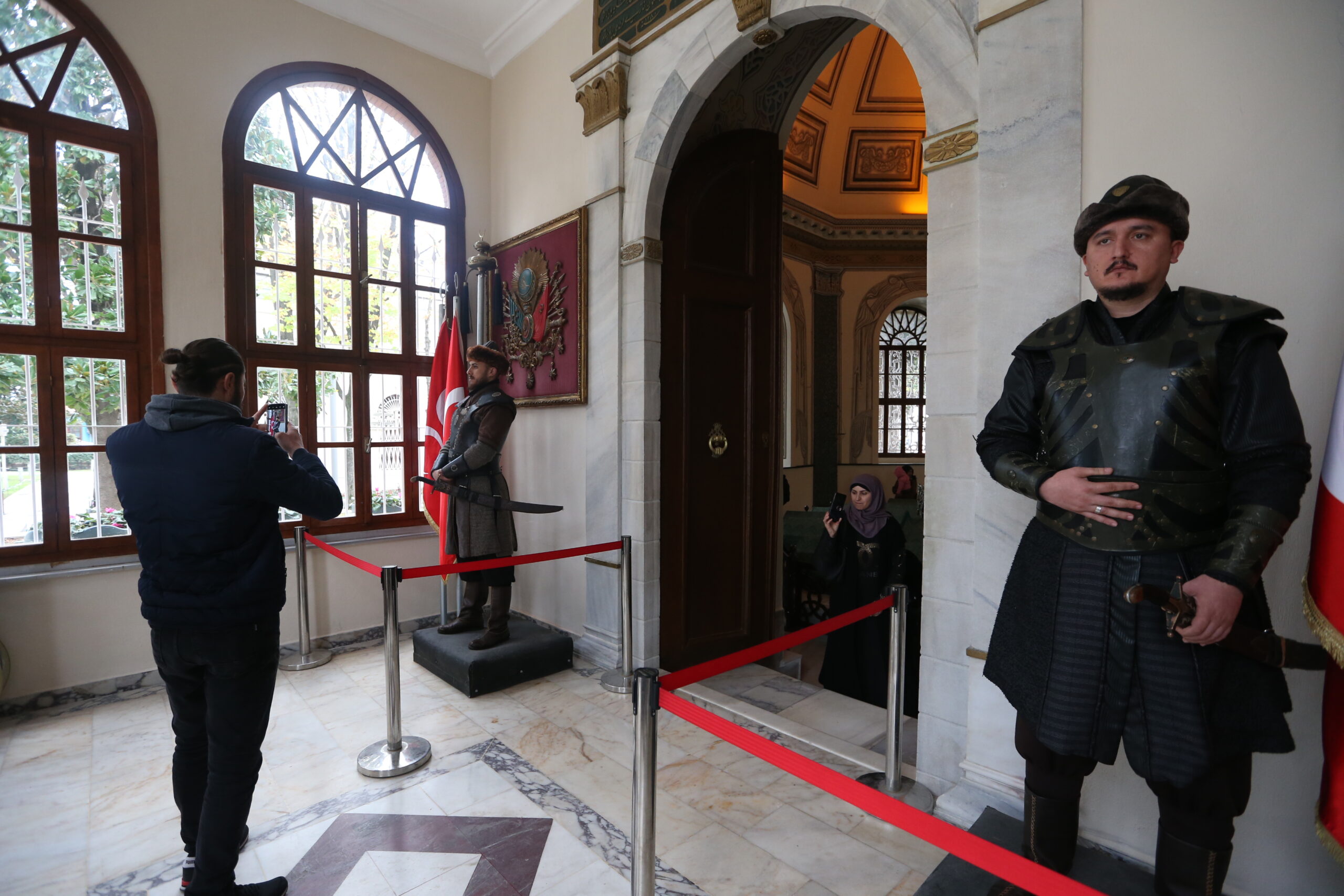 Ecdada saygı için Osman Gazi Türbesi’nde gün boyu nöbet tutuyorlar