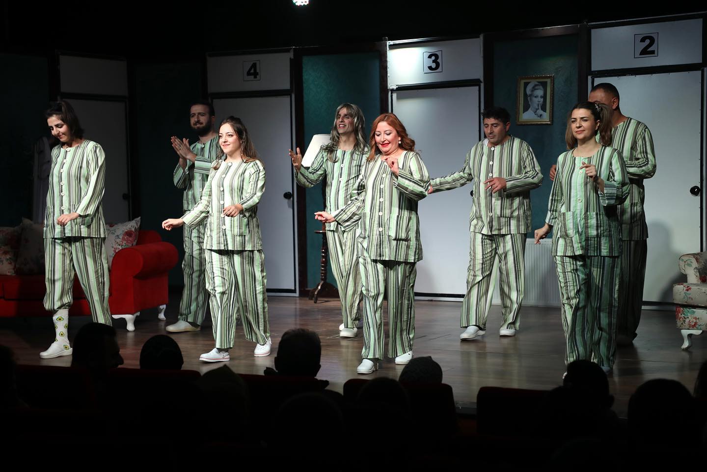 “Deliler Evi” tiyatro gösterisi İnegöl’de sanatseverlerle buluştu