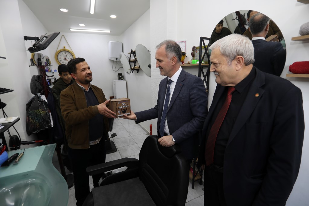 İnegöl belediyesi tüm berberlere atık jilet kutusu dağıtıyor
