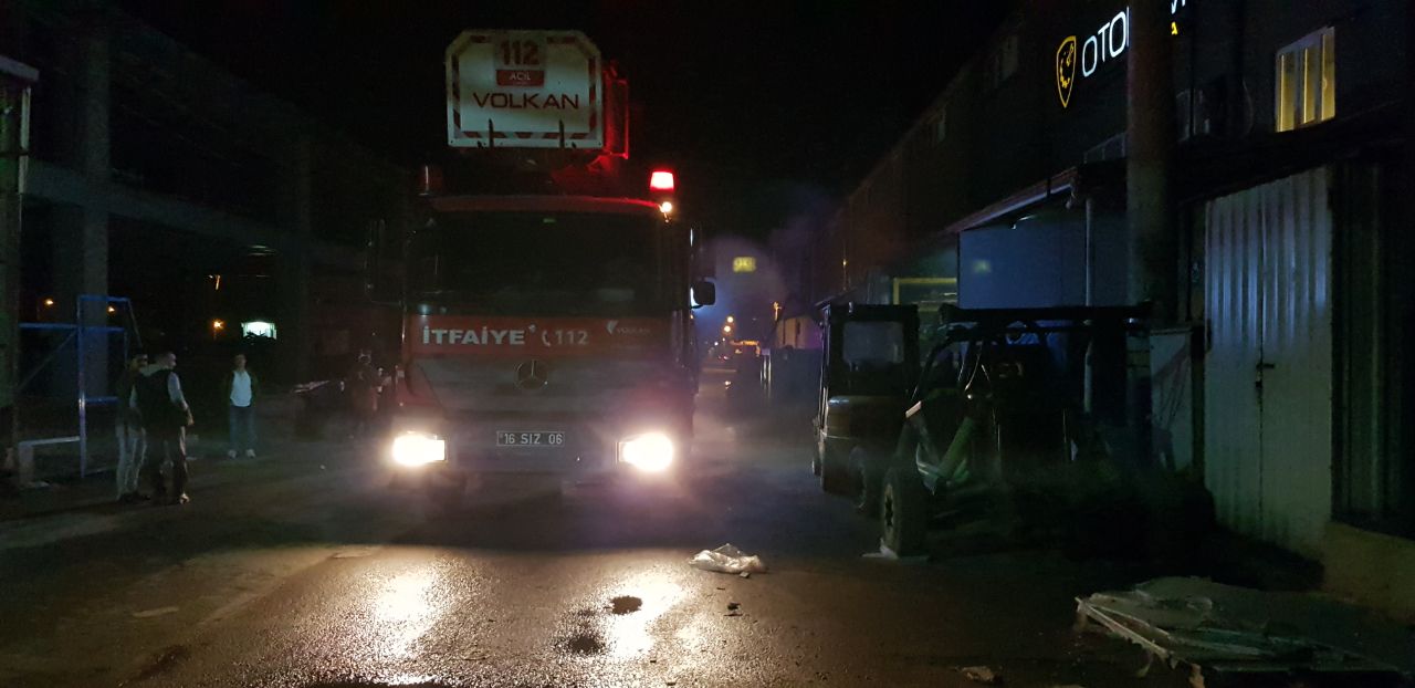 Mobilya imalathanesinde yangın