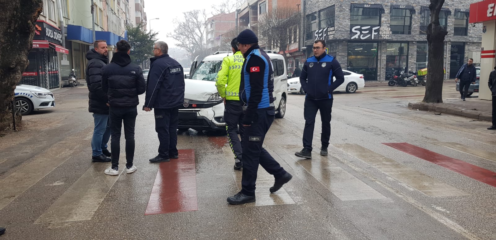 Hafif ticari araç ile çarpışan otomobilin sürücüsü yaralandı