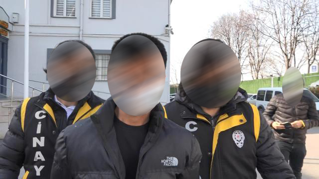 Annesini öldürüp üvey kardeşini yaralayan sanığın akli dengesi yerinde çıktı