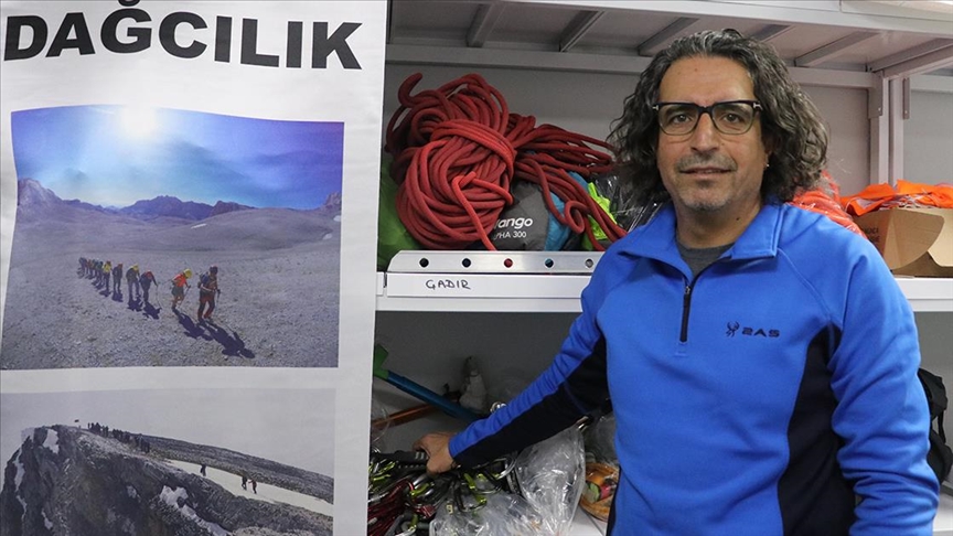 Cumhuriyetin 100. yılında Everest’te Türk bayrağını taşıyacak dağcılar destek bekliyor