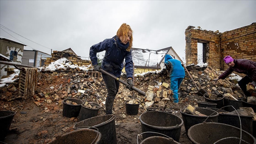 Ukrayna’da gönüllüler, evleri yıkılanlara yardım ediyor