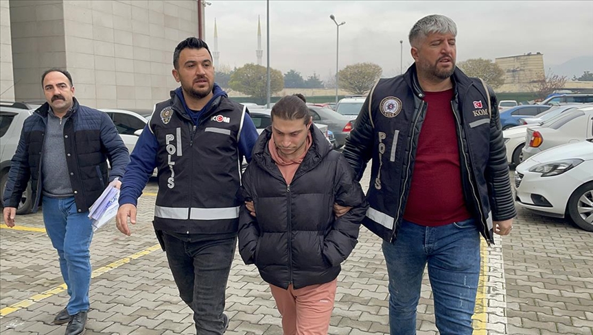 Sahte doktor ambulansla hasta naklederken yakalandı