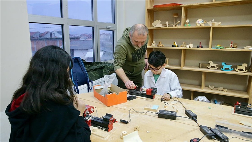 “Özel yetenekli” öğrenciler oyuncaklarını ahşaptan kendileri tasarlıyor