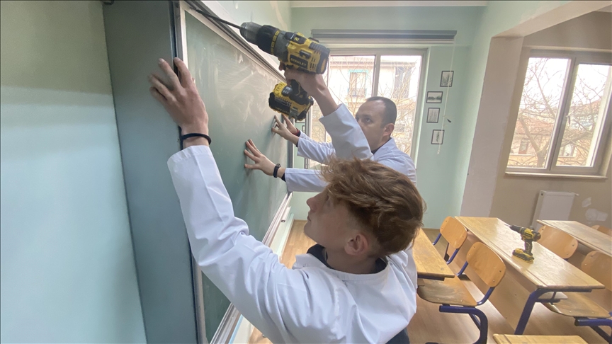 Düzce’de depremin ardından okullar eğitime hazır hale getiriliyor