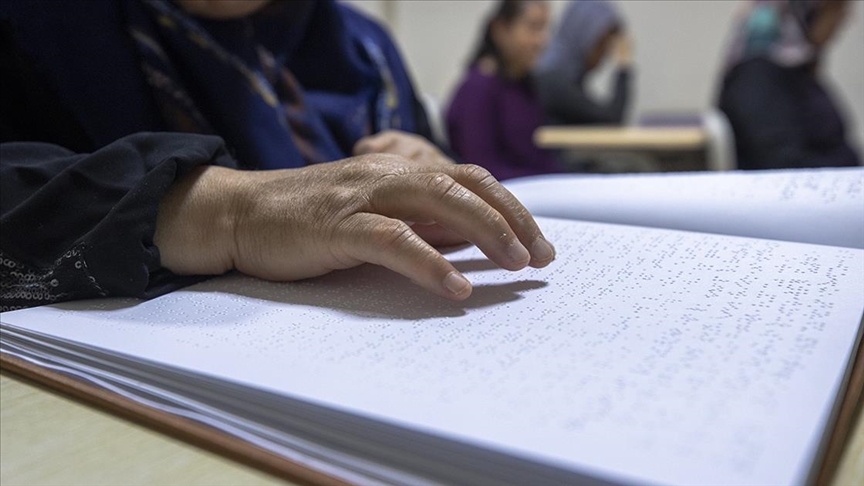 Görme engelli kursiyerler, Braille alfabesiyle Kur’an-ı Kerim’i hatmetti