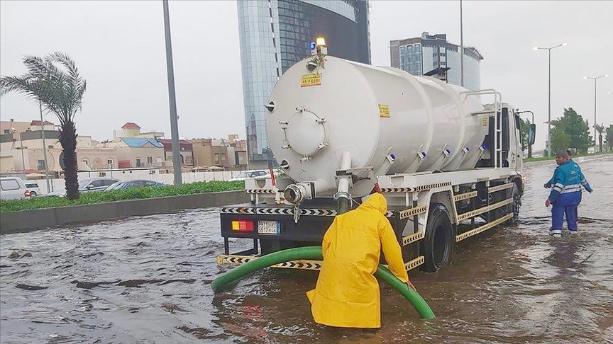 Mekke’de şiddetli yağışın neden olduğu sel sonrası “dışarı çıkmayın” uyarısı yapıldı