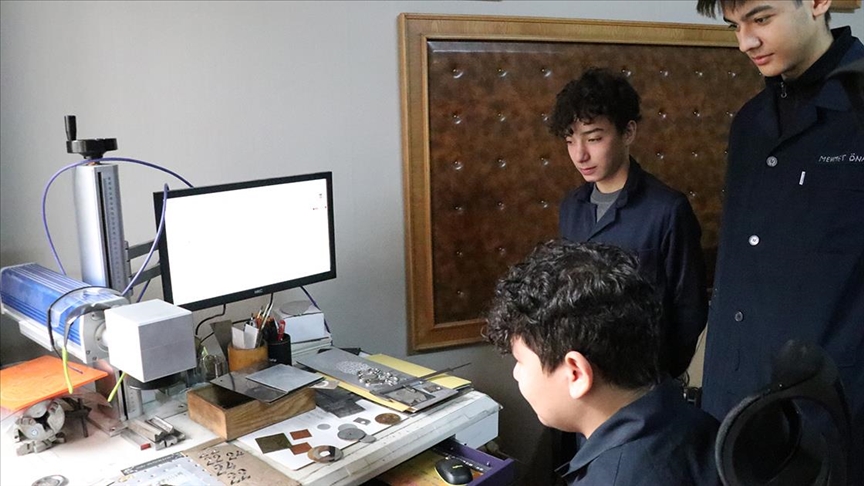 Hurda bilgisayar kasaları ve demir atıklar öğrencilerin elinde hayat buluyor