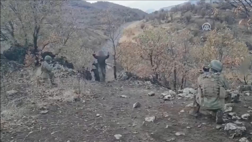 MSB, Irak’ın kuzeyinde 4 teröristin teslim olduğu anlara ilişkin görüntüleri paylaştı