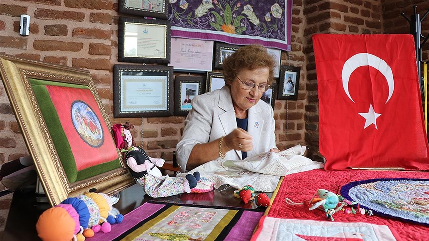 Kentlerin simge yapılarını “kırkyama” sanatıyla eserlerine yansıtıyor