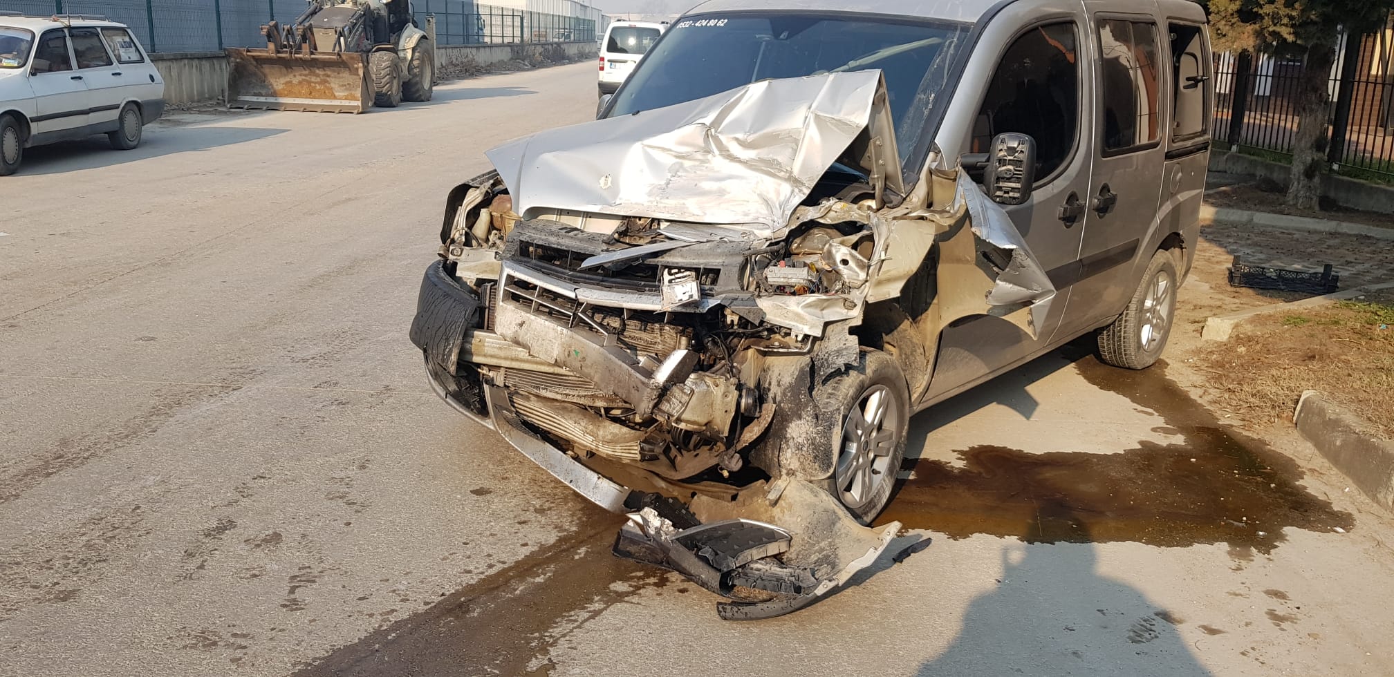 İki aracın karıştığı kazada sürücüler yaralandı