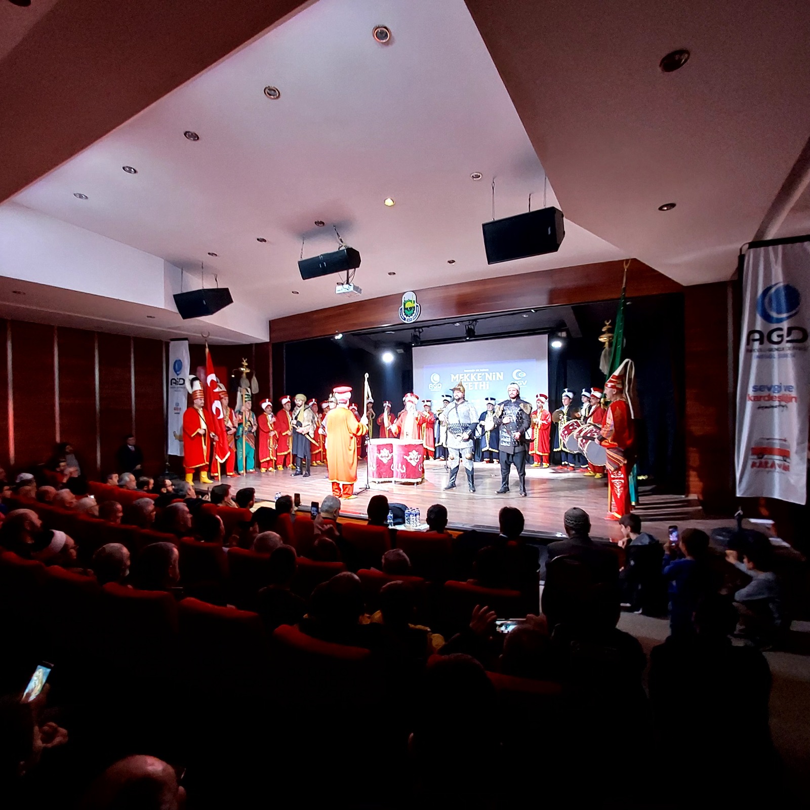 ‘Kim bir kavme benzerse o da onlardandır’