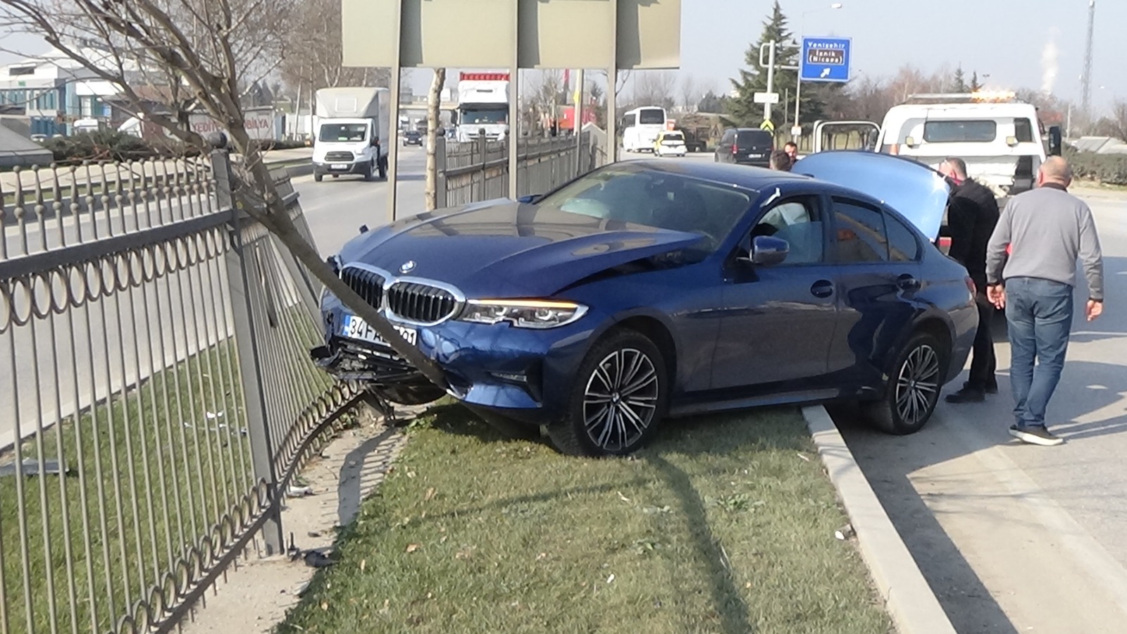 İnegöl’de anayola dalan otomobilin sürücüsü ölümden döndü