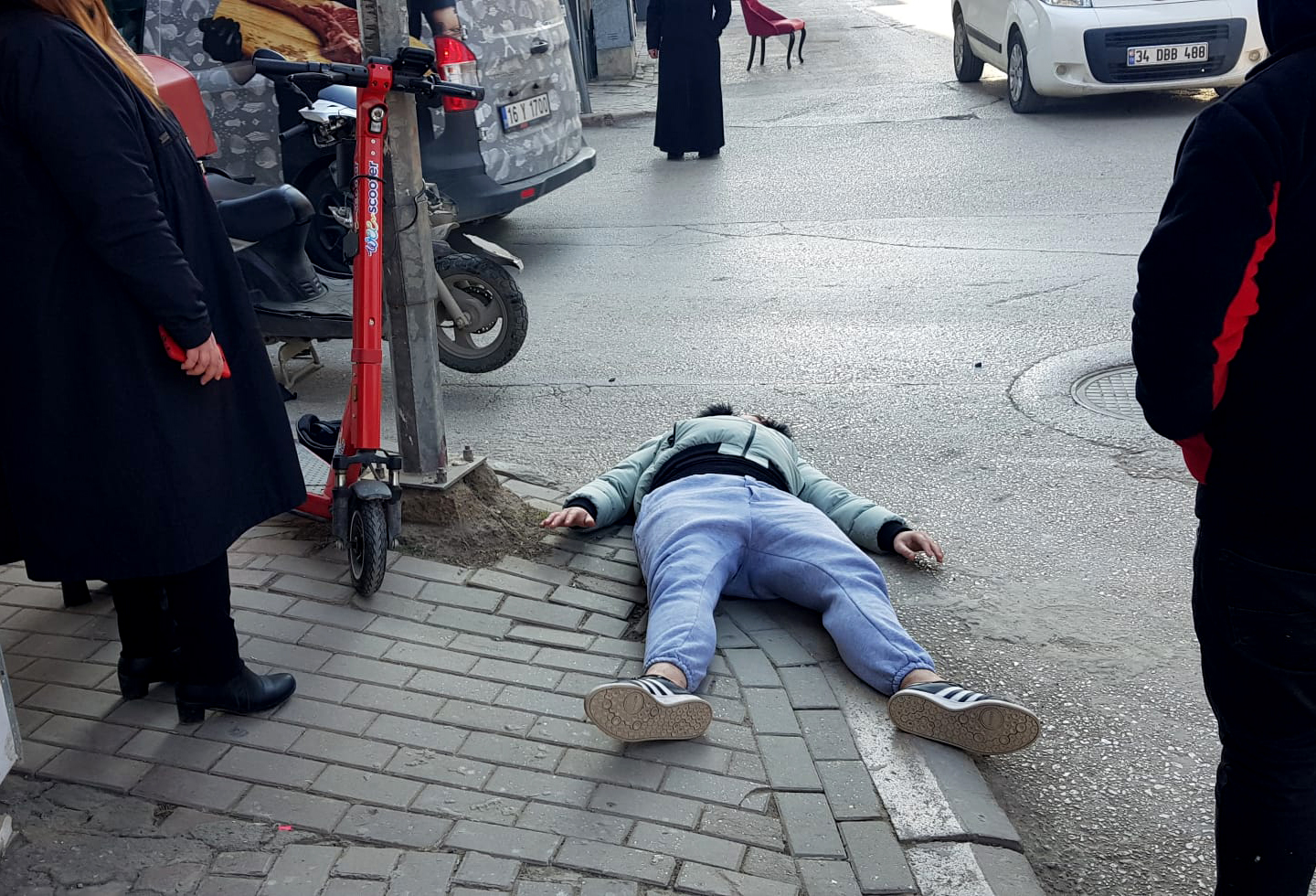 İlginç kazada yaralandı