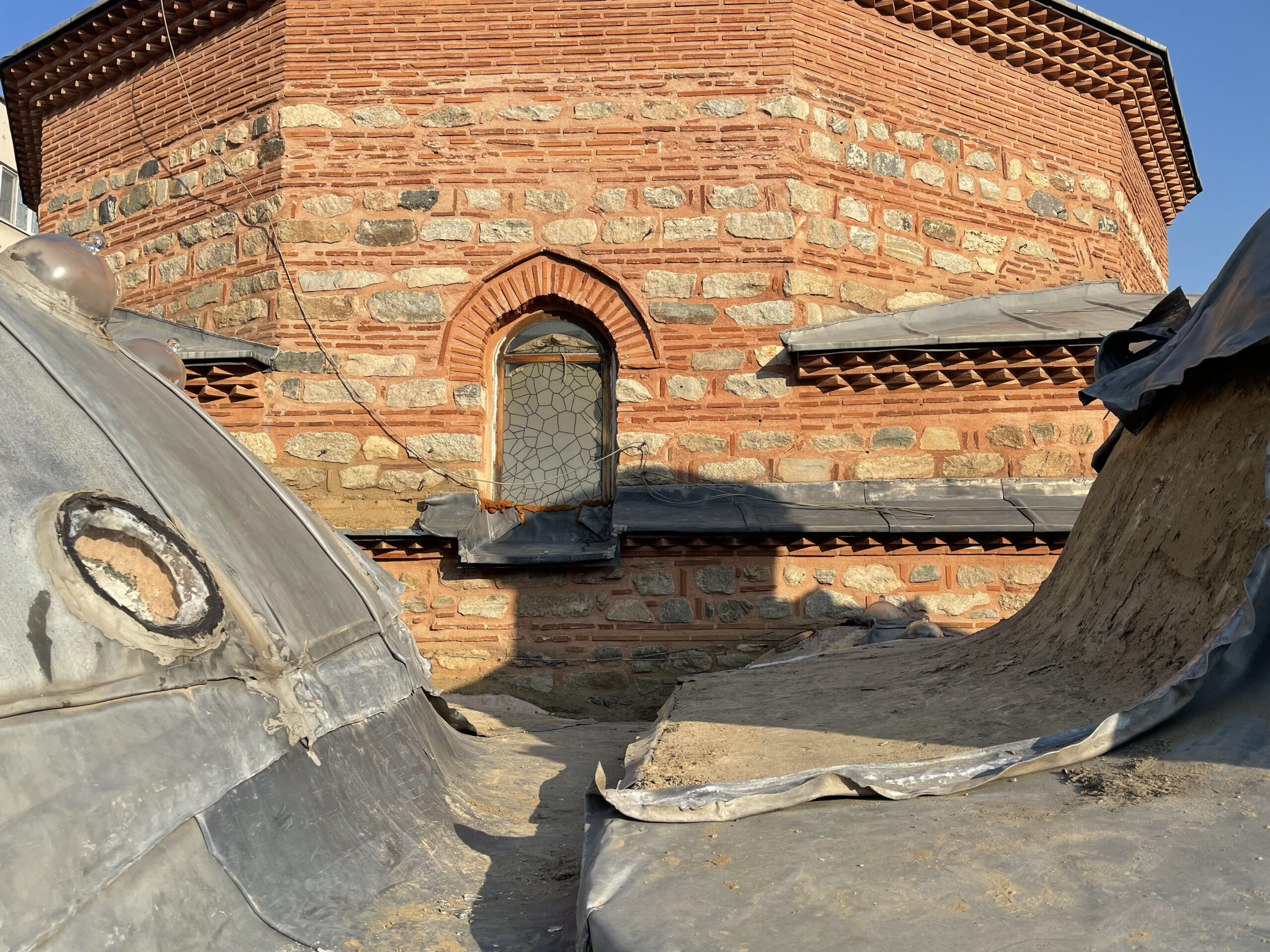 Bursa’da tarihi binanın kubbesindeki kurşun levhaları çalan 2 zanlı yakalandı