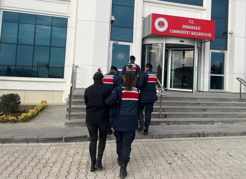 Evden altın çaldıkları iddia edilen 2 şüpheli yakalandı