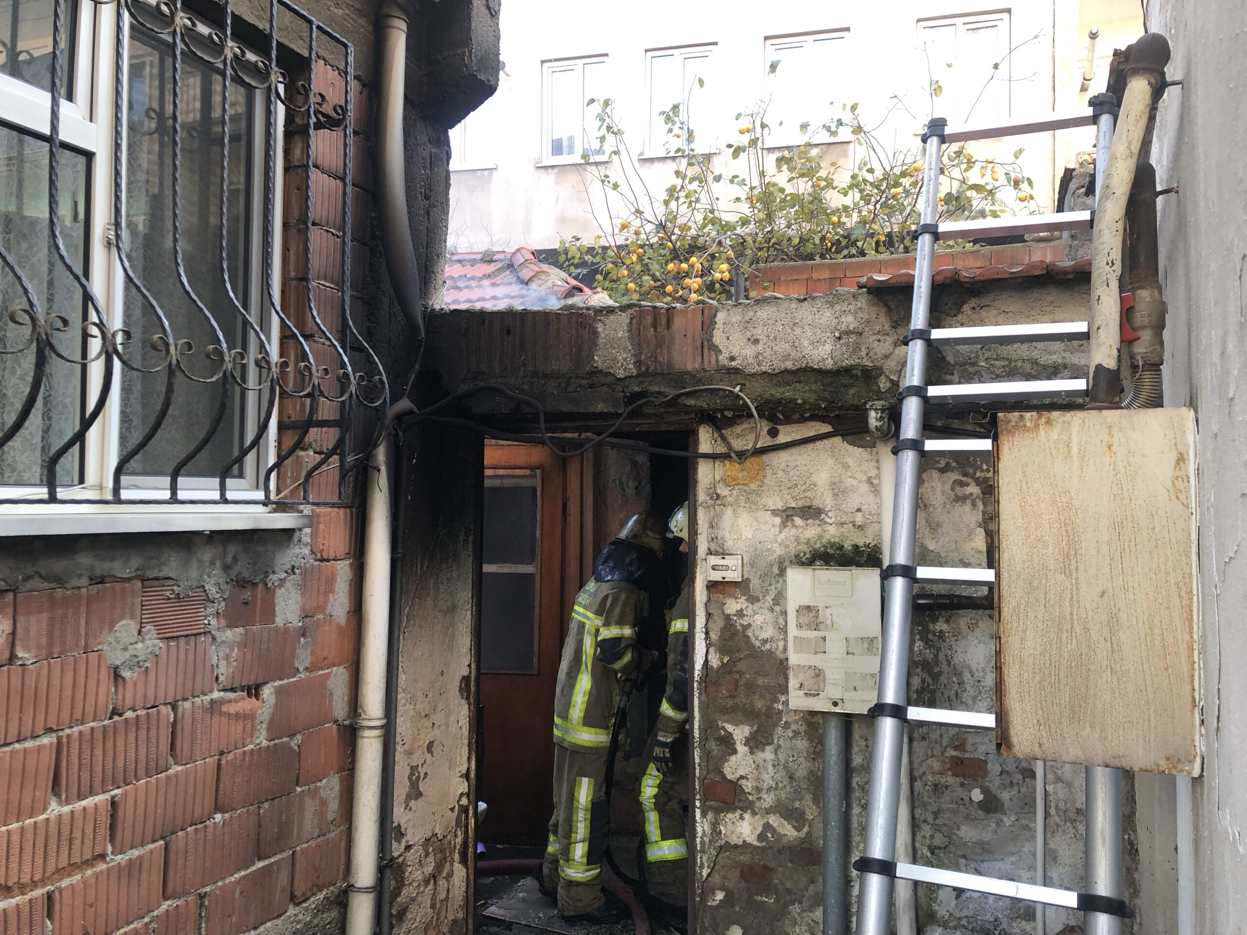 Evini yakan kişi gözaltına alındı