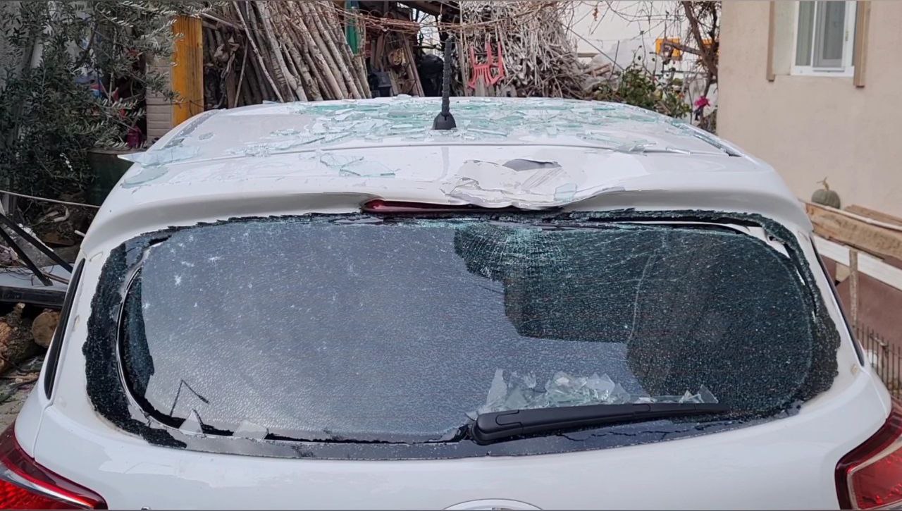 Kuvvetli lodosta binalardan kopan parçalar araçlara zarar verdi