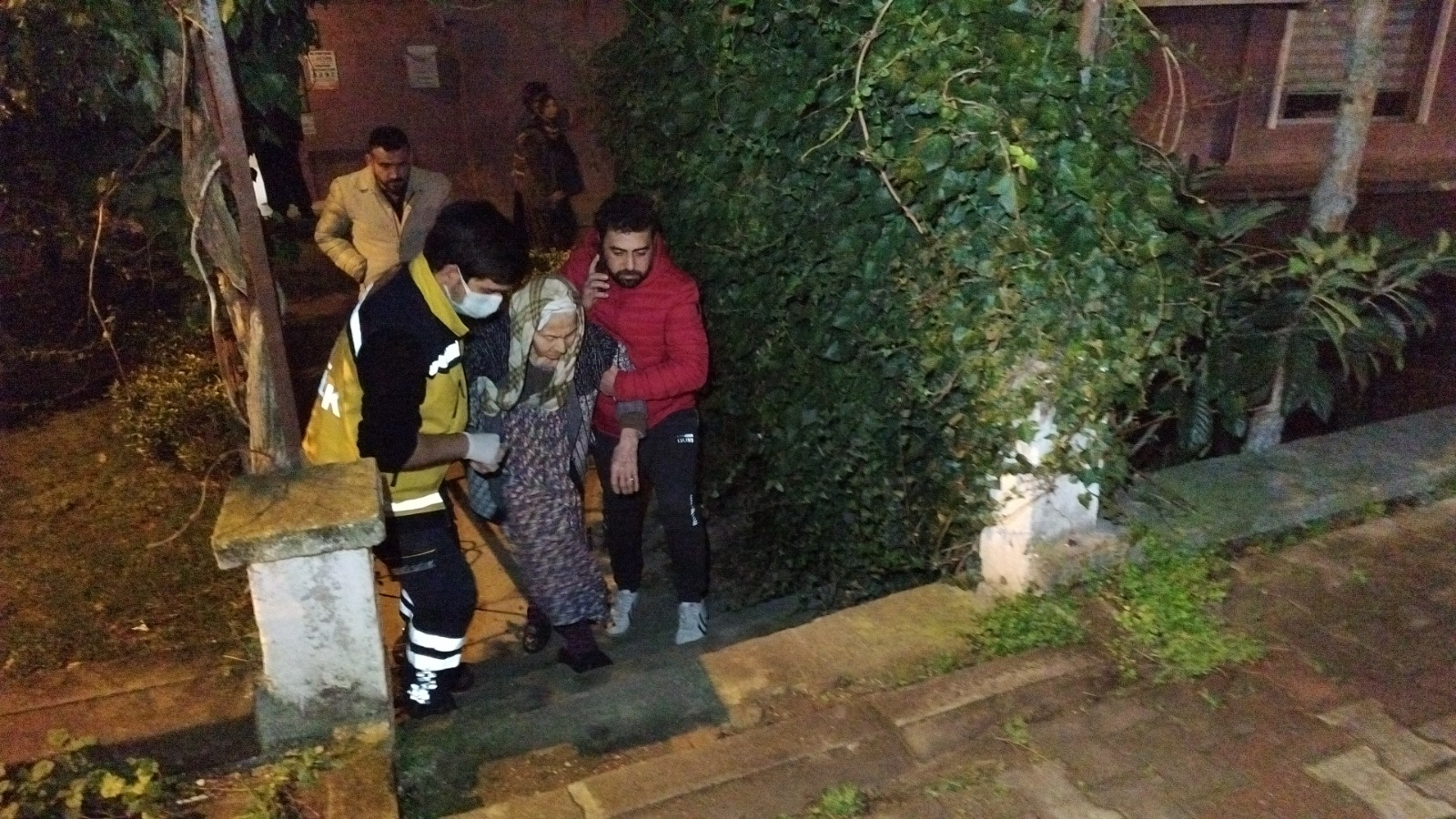 Gaz sızıntısından zehirlenen yaşlı kadın hastaneye kaldırıldı