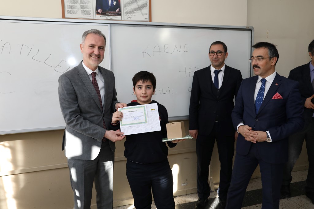 Protokol öğrencilerin karne heyecanına ortak oldu