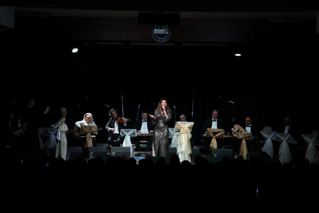 TRT sanatçısı Elif Güreşçi İnegöl’de sahne aldı