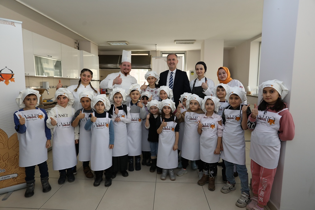 Minik aşçıların ellerinden ”İnegöl köfteli pizza”