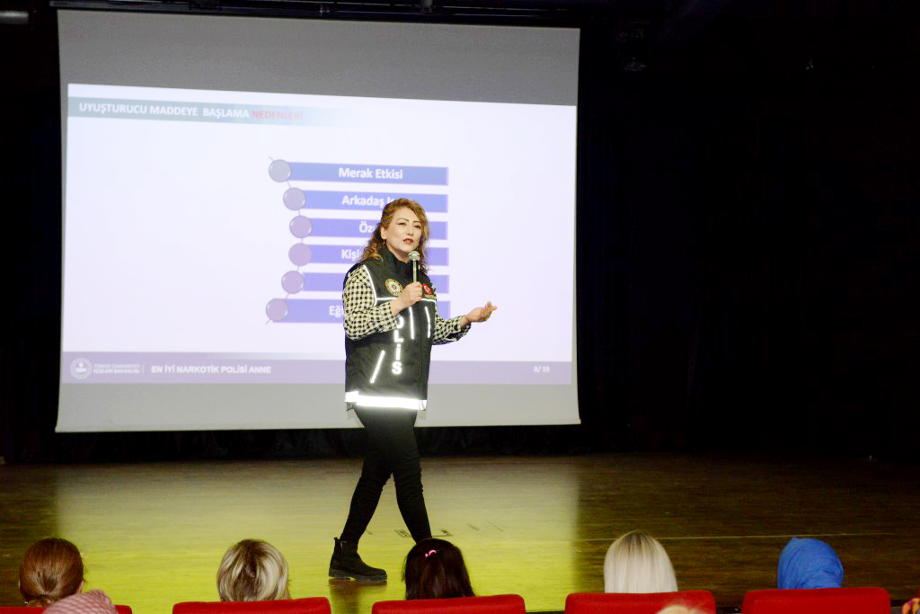 İnesmek kursiyerlerine “En iyi narkotik polisi anne projesi” anlatıldı