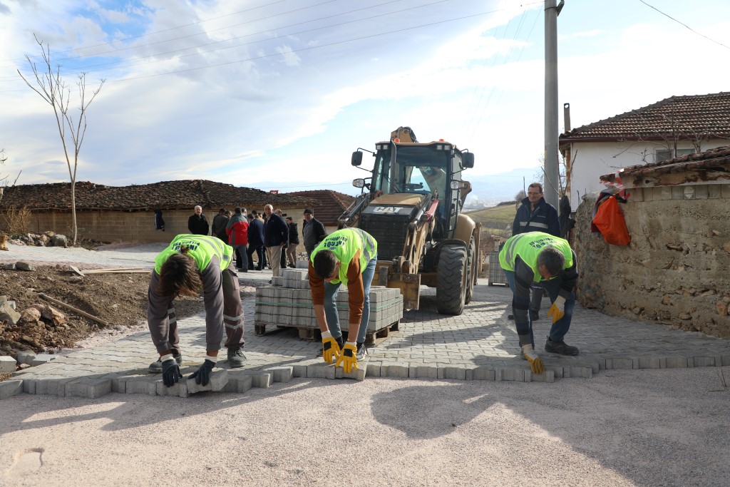 Karalar mahallesinde sokaklar parke taşla kaplanıyor