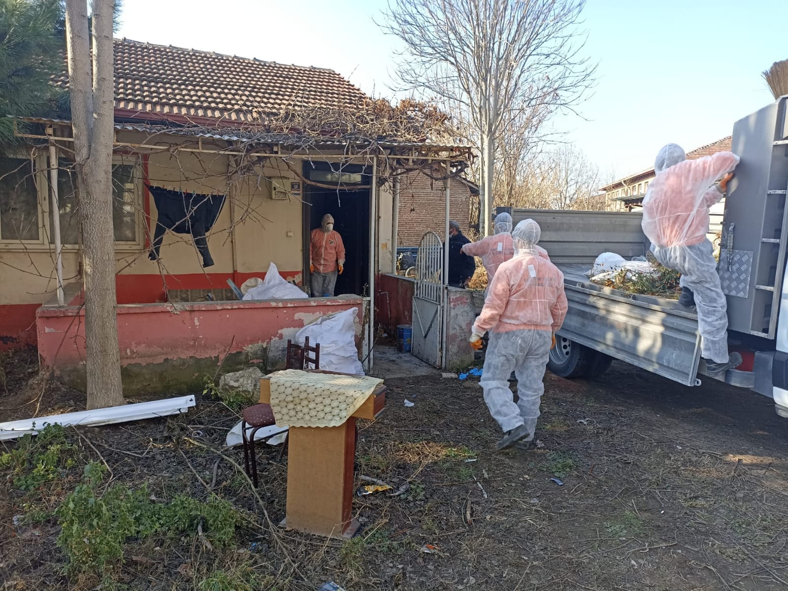 Hastaneye kaldırılan verem hastasının evi Belediye ekipleri tarafından temizlendi