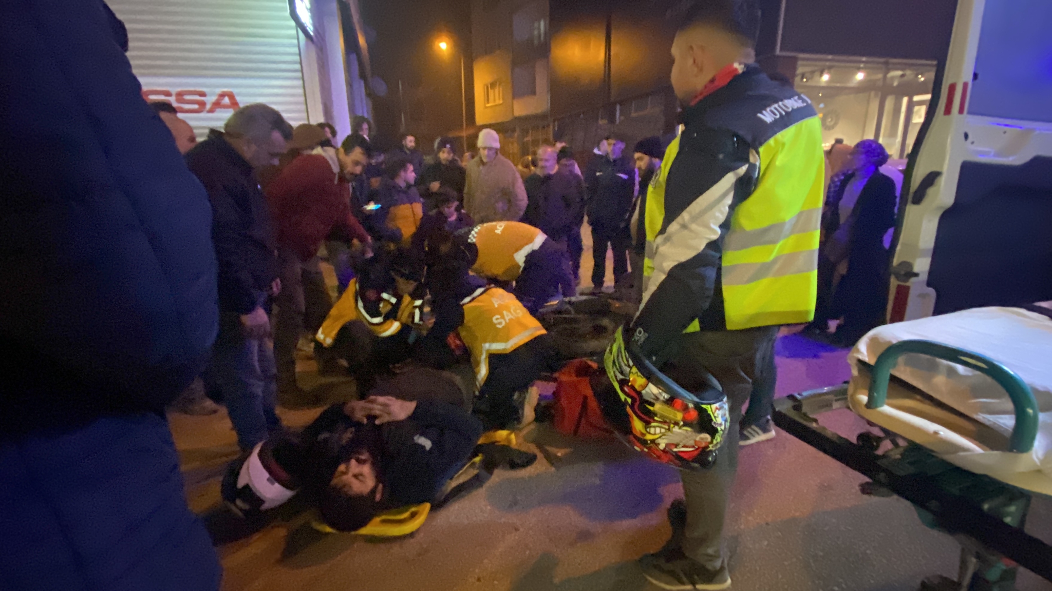 Otomobilin çarptığı motosiklet sürücüsü yaralandı