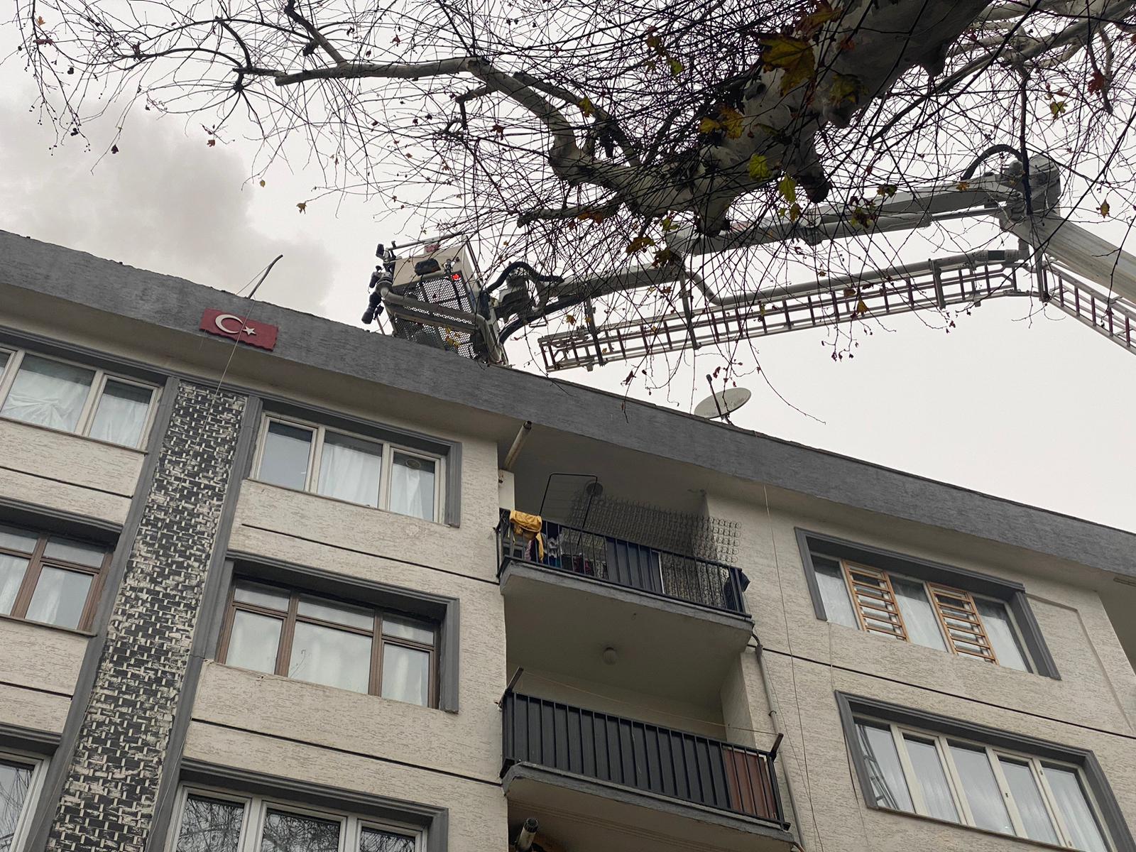 5 Katlı binanın çatı katında yangın