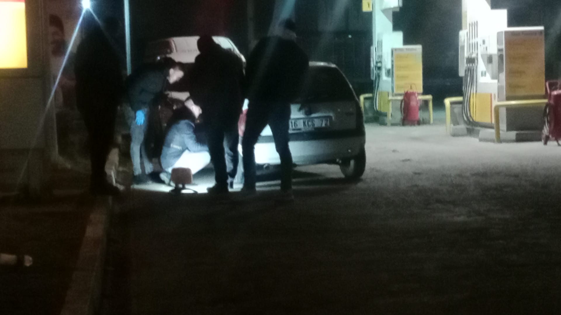 Seyir halindeki aracı kurşunladılar