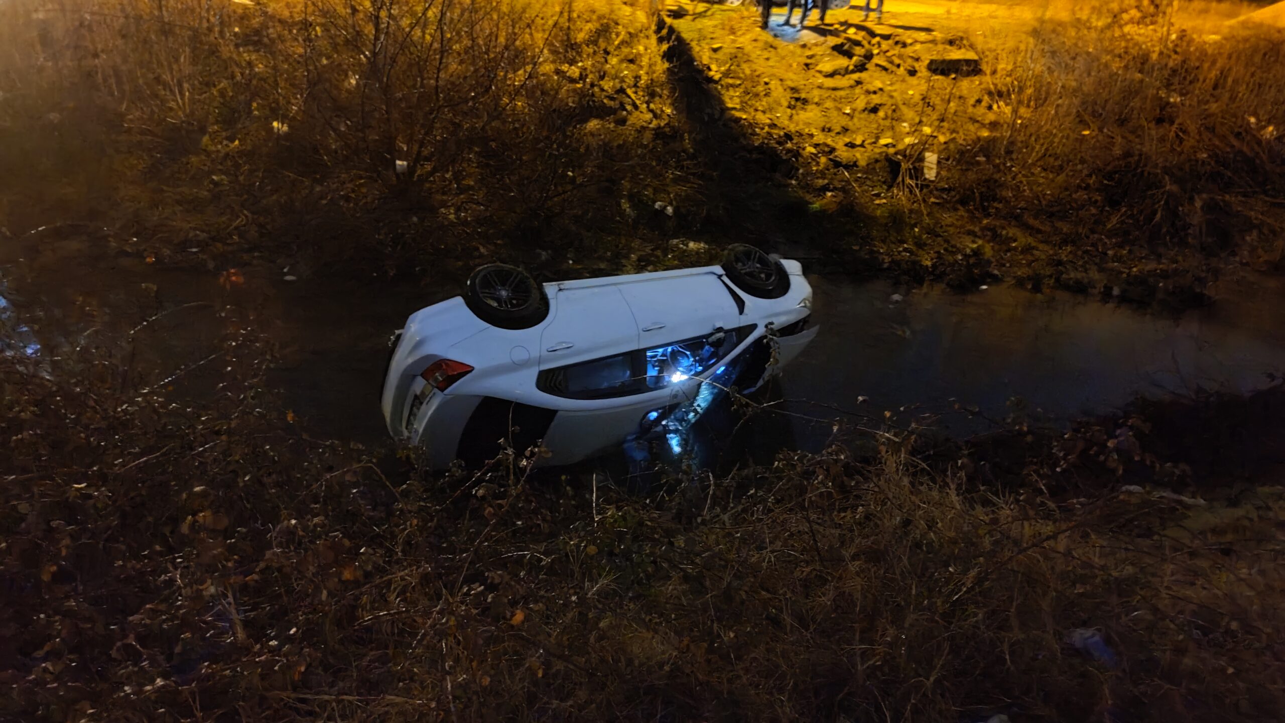 İnegöl’de dereye uçan otomobilin sürücüsü yaralandı