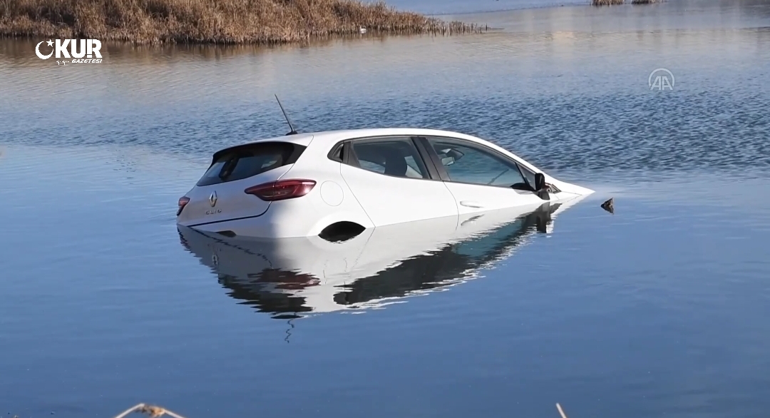 Aracını ittirerek nehire attı