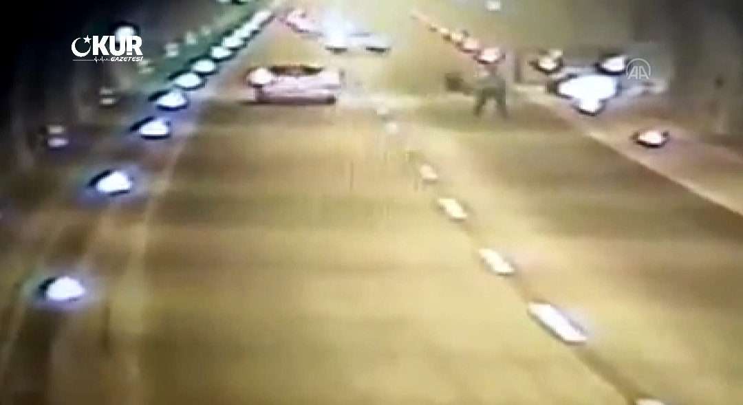 Seyir halindeki araçta çıkan yangını başka bir araç sürücüsü söndürdü