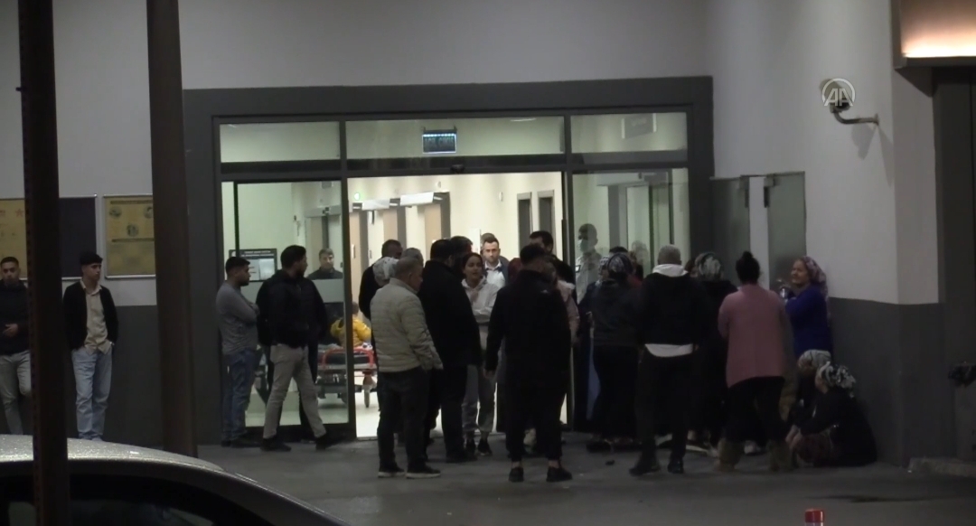 17 Yaşındaki genç annesi ve dayısını silahla vurdu