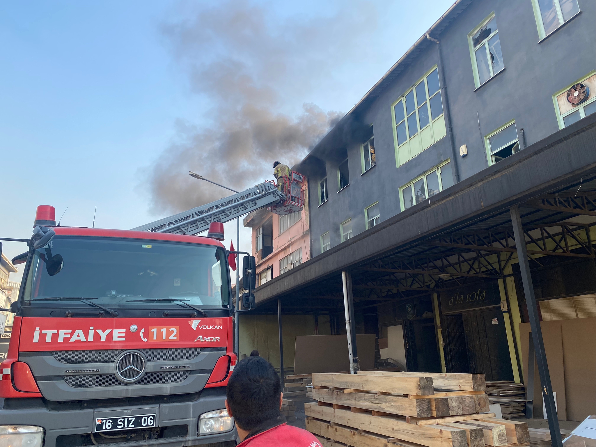 Mobilya döşeme atölyesinde çıkan yangın söndürüldü