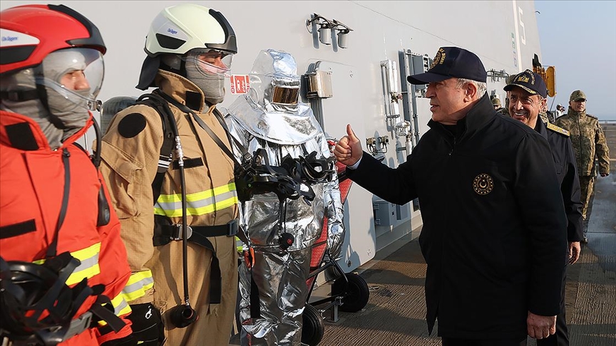 Bakan Akar ve TSK komuta kademesi, Türkiye’nin en büyük savaş gemisinde incelemelerde bulundu