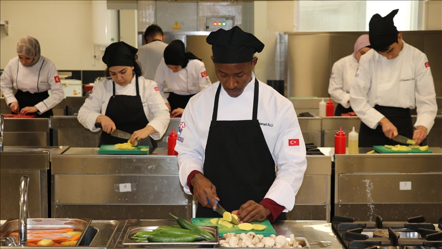 Türk ve yabancı öğrenciler aynı mutfakta yemek yapmanın inceliklerini öğreniyor