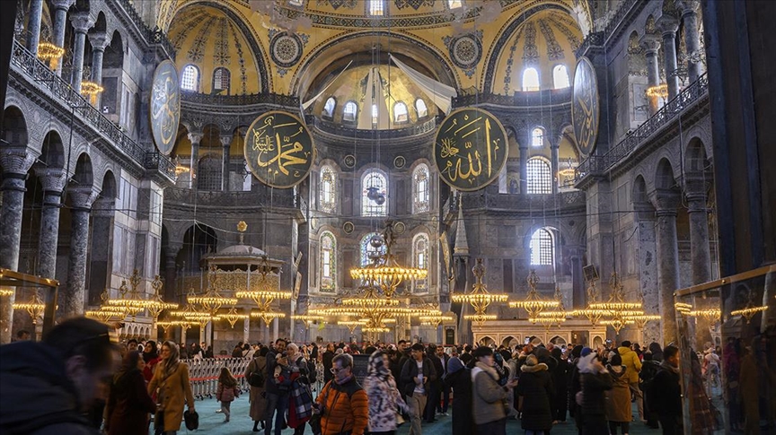 Ayasofya, yapımında kullanılan 30 farklı tür ve kökenden taşla “doğal taş müzesi” gibi