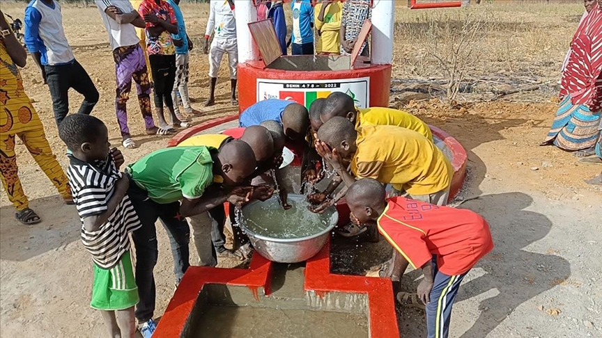 Şehitler için otomobilini satan çift, Afrika’da su kuyusu açtırdı