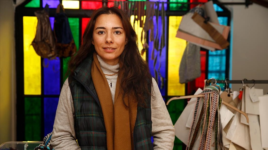 Seyahatlerinde topladığı atık kumaşlardan çanta tasarlıyor