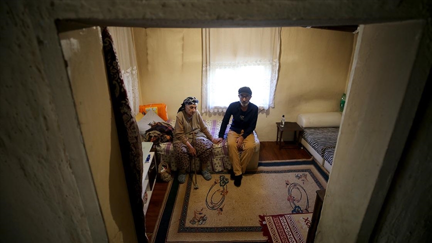 Görme engelli “Zehra nine” oğlunun yardımıyla hayata tutunuyor