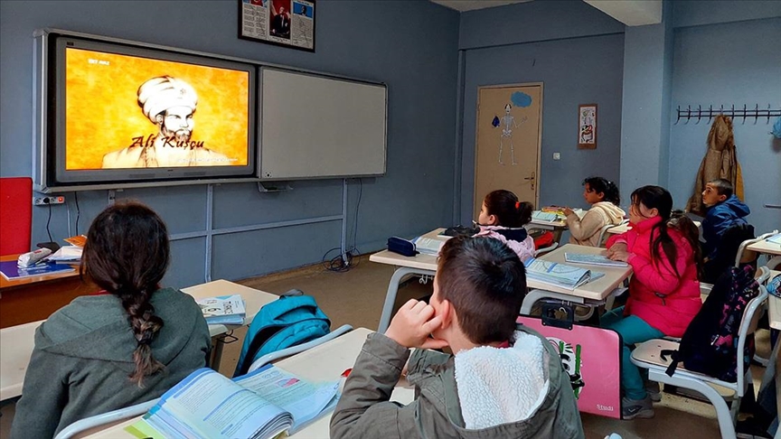 Harezmi’den Mete Han’a tarihte iz bırakanlar “akıllı tahtalar”da öğretiliyor