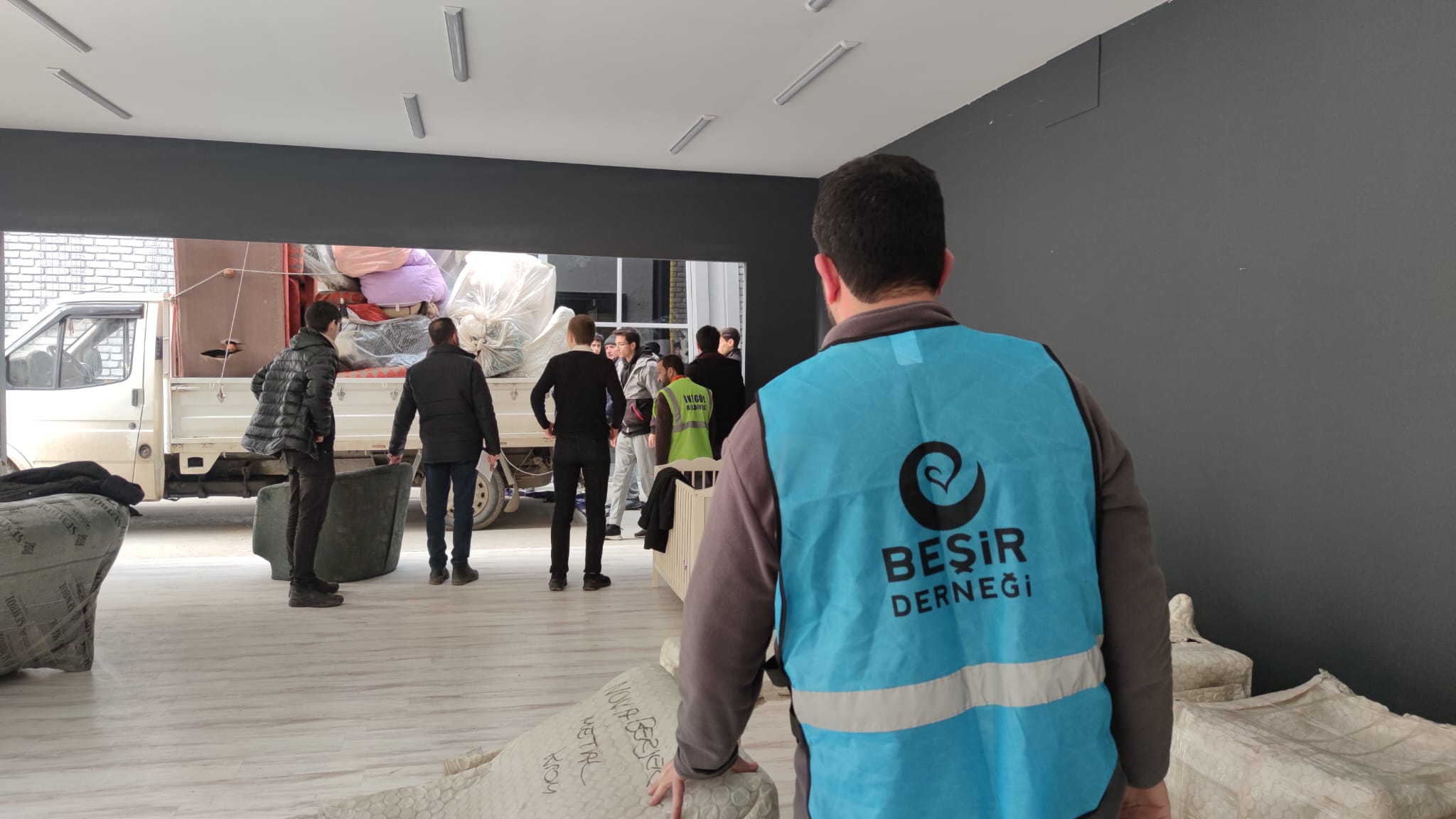 İnegöllüler depremzede kardeşleri için arı gibi çalışıyor ‘Mobilya desteğine ihtiyaç var’