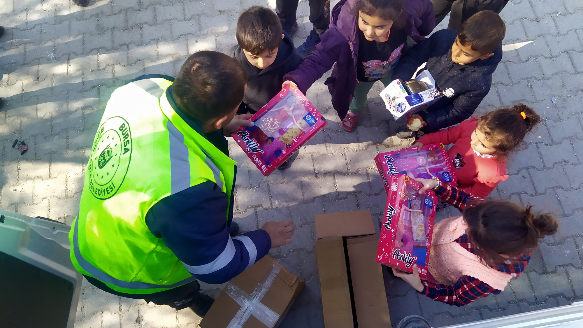 ‘Çocuklar gülsün’ diye, Büyükşehir sahada