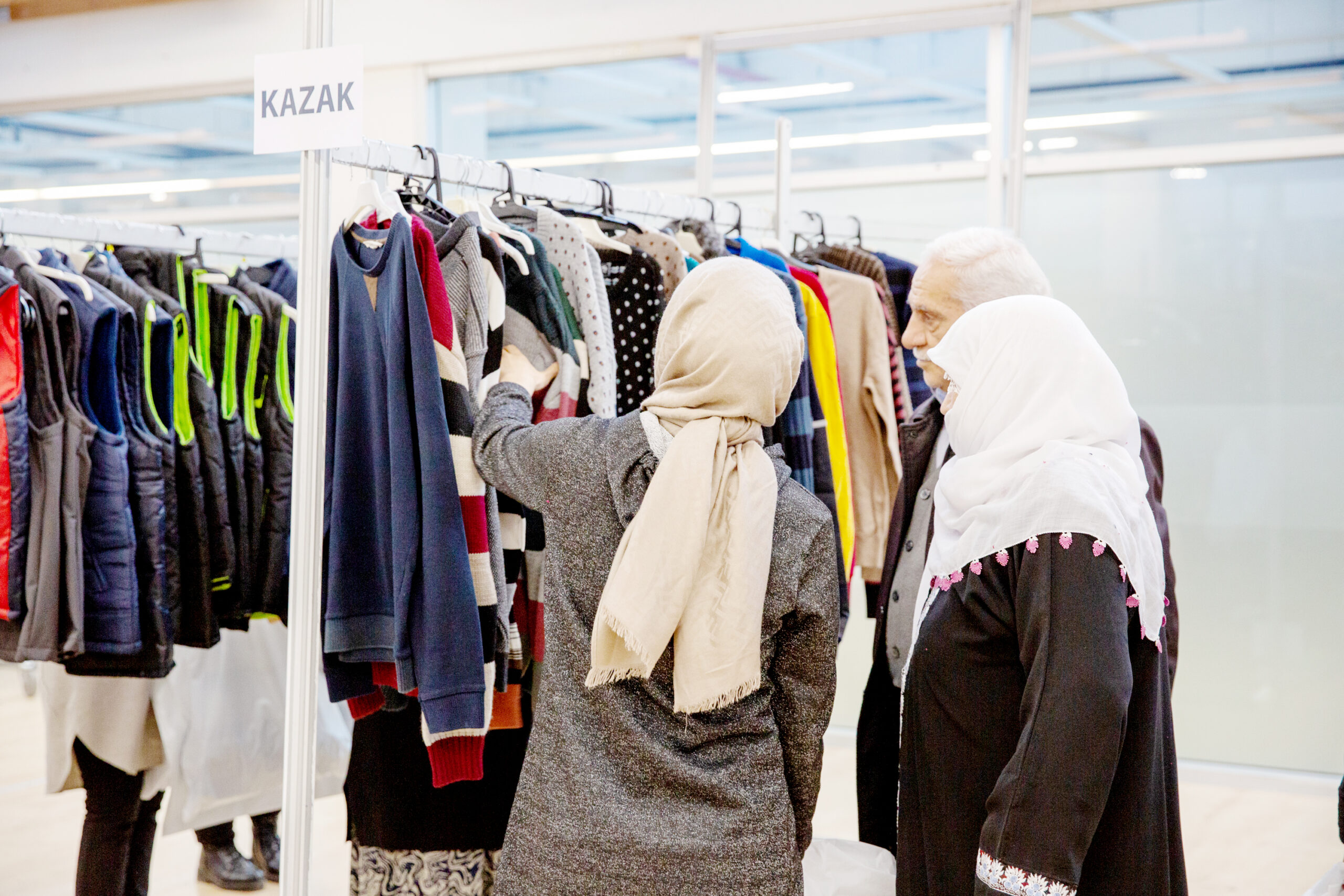 Depremzedeler için mağaza kuruldu, ücretsiz alacaklar